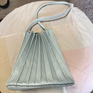 Accordion bucket bag